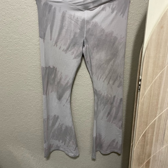 Victoria’s Secret, pink crossover flare leggings - Picture 1 of 5